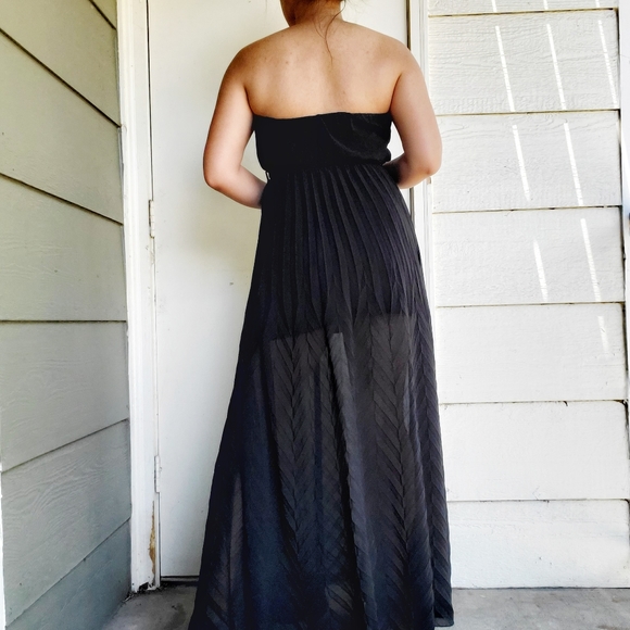 YA Los Angeles | Black Chevron Pleated Maxi Dress - Picture 2 of 7